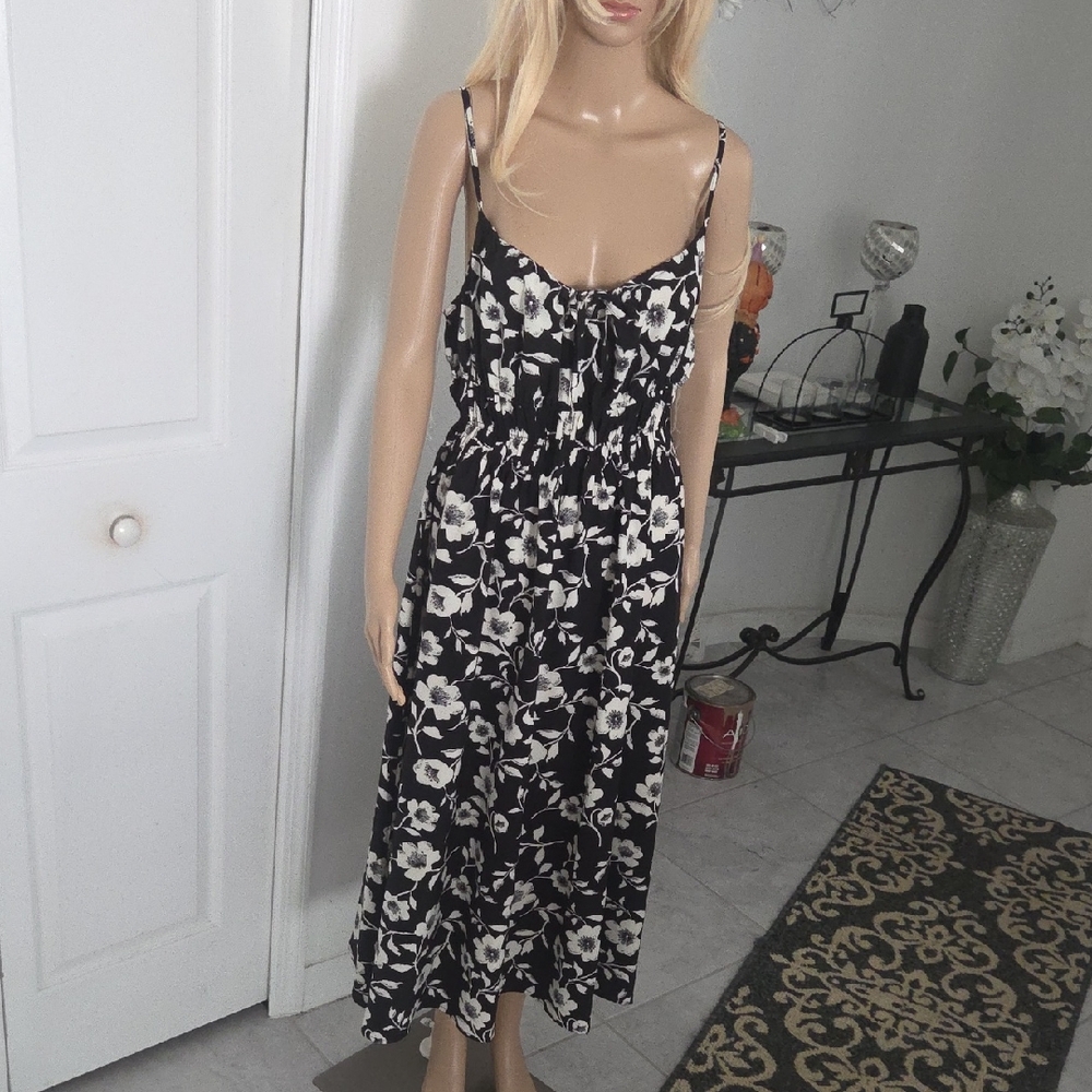 Beautiful Black &white Floral Tie Bust Midi Dress NWOT L